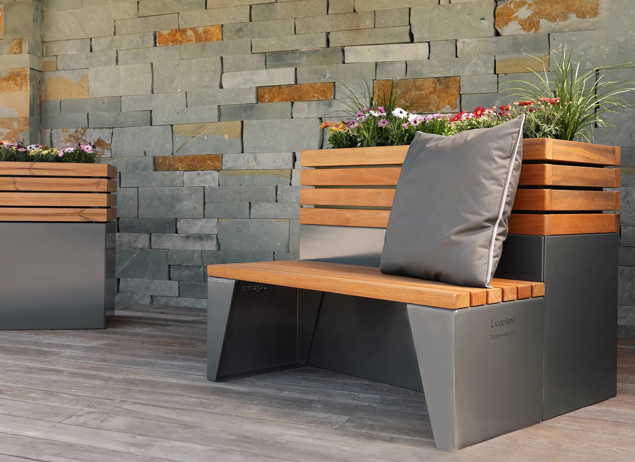 Sitzbank Amara 118 cm als kombinierbare Designbank zu Hochbeet Fusora, Symbiona und Elevana, stabile Outdoor-Sitzbank mit Fundamentbefestigung und optionalem Diebstahlschutz.