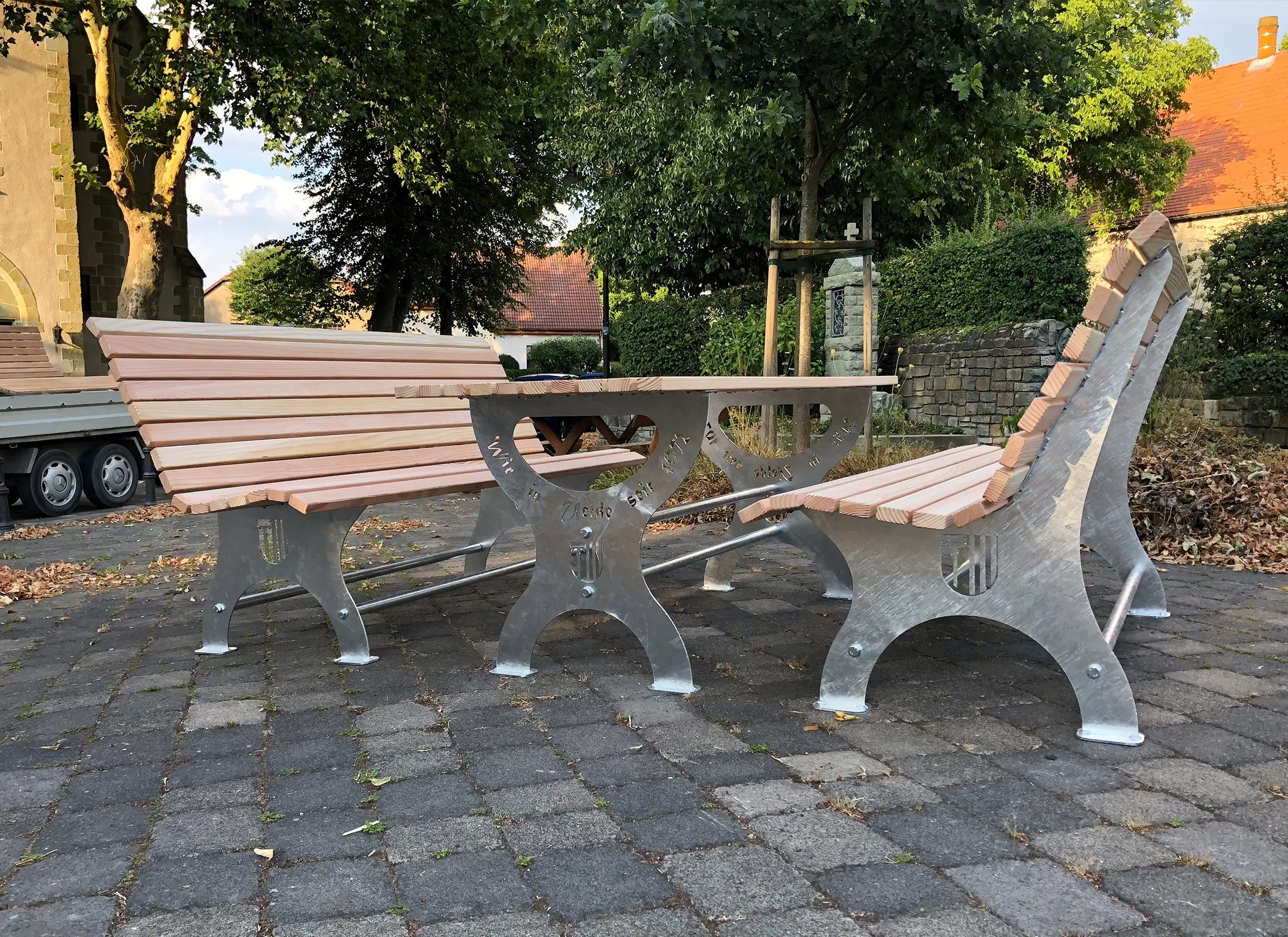 Outdoor-Sitzbank Linara mit Rückenlehne, kombinierbar mit passendem Linea Tisch zur funktionalen Sitzgruppe, hochwertige Designbank für Garten, Terrasse und gewerbliche Außenräume.