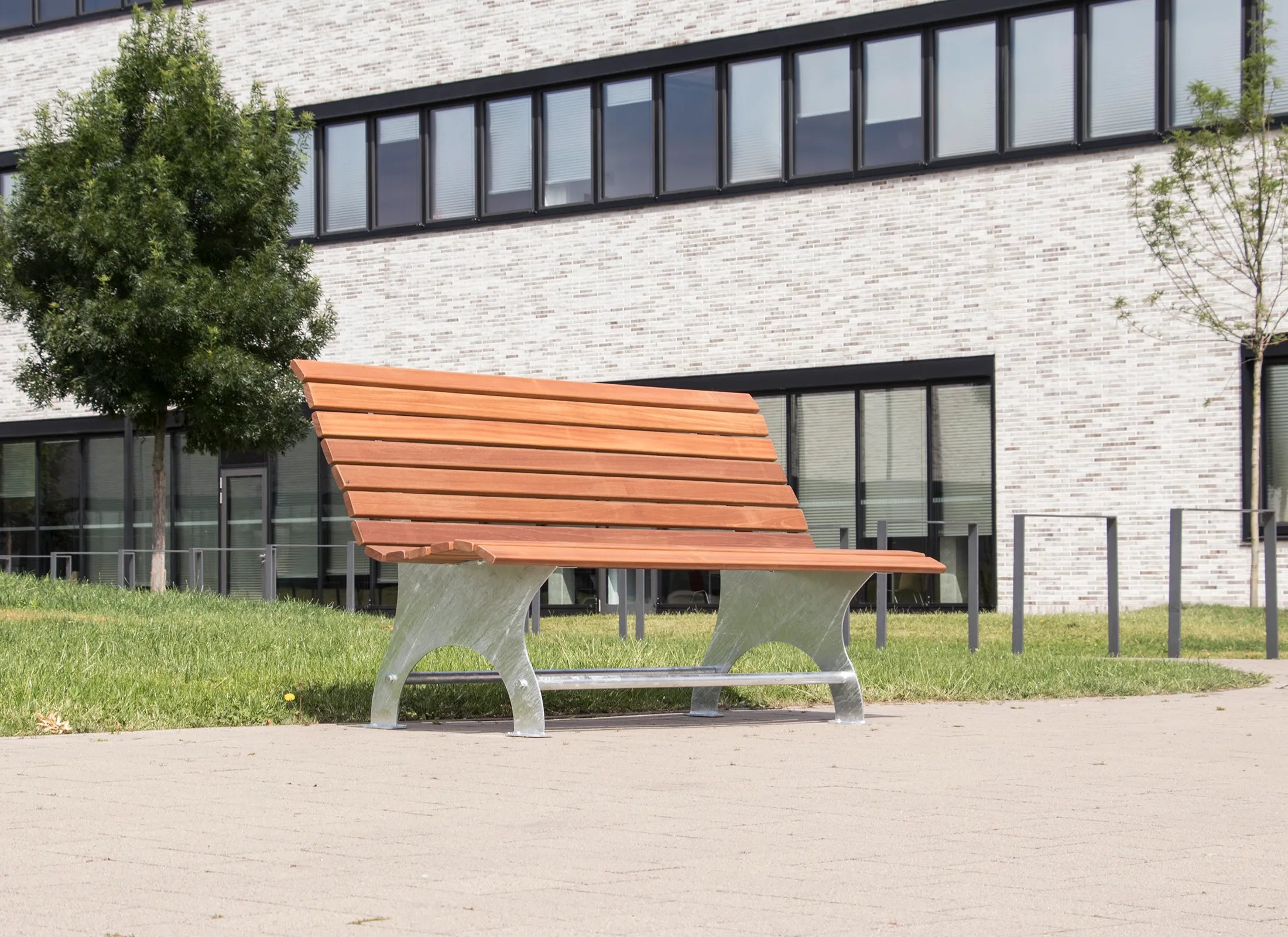 Sitzbank Linara als ergonomische Outdoor-Bank mit Rückenlehne, komfortable Gartenbank und Terrassenbank mit klarer Linienführung, robustem Stahlgestell und langlebiger Holzauflage für Außenbereiche.