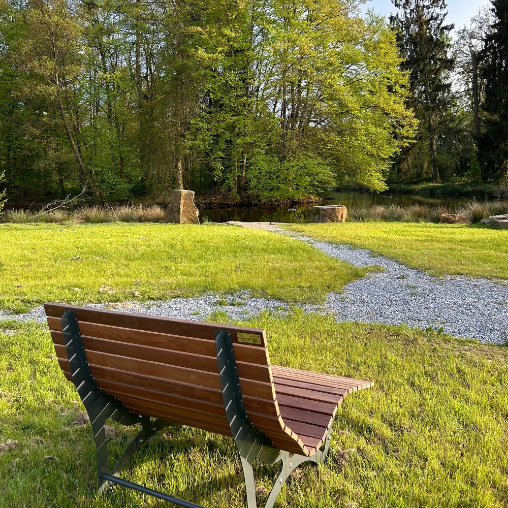 Waldsofa im Außenbereich einer Gastronomie in Belecke – robuste Outdoor-Liegebank, Wellenliege und Relaxliege aus Holz direkt am See, perfekt für Gäste und öffentlich zugängliche Bereiche