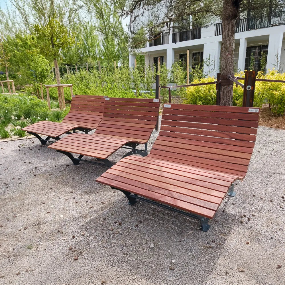 Waldsofas auf dem Gelände der Landesgartenschau Kirchheim bei München – hochwertige Outdoor-Liegebank, Wellenliege, Relaxliege und Panoramaliege aus Holz als echter Publikumsmagnet im öffentlichen Raum