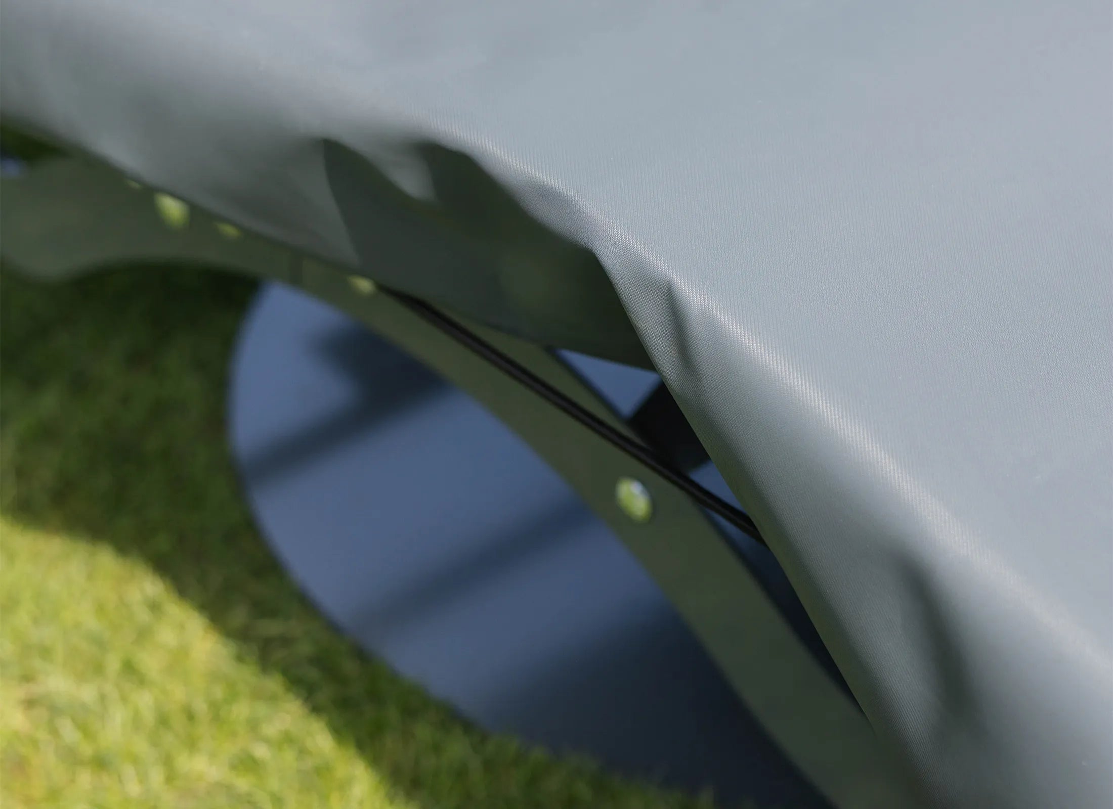 Detail der PVC-Abdeckhaube für Waldsofa, strapazierfähige Schutzplane mit elastischem Expanderband für sicheren Halt bei Wind und Wetter im Außenbereich.