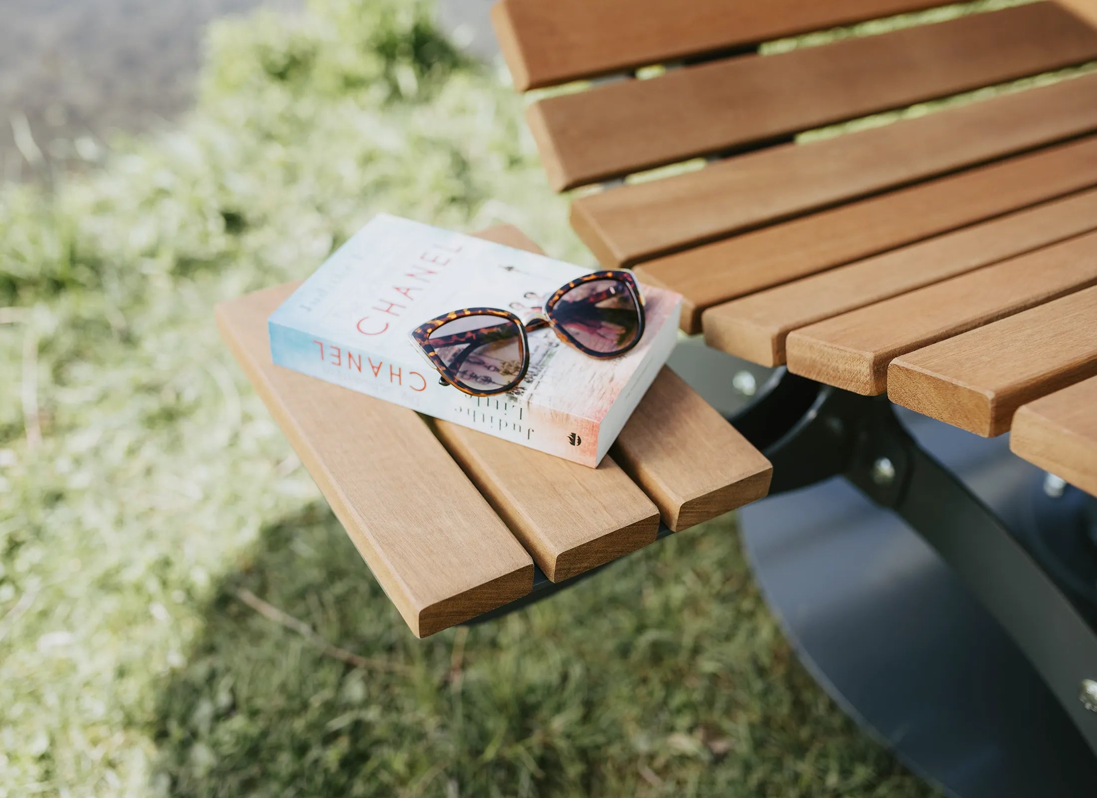 Anbaubarer Beistelltisch für Waldsofa, praktische Ablagefläche für Panorama-Liege oder Wellenliege, werkzeugarm montierbar ohne Bohren, wahlweise links oder rechts befestigbar.