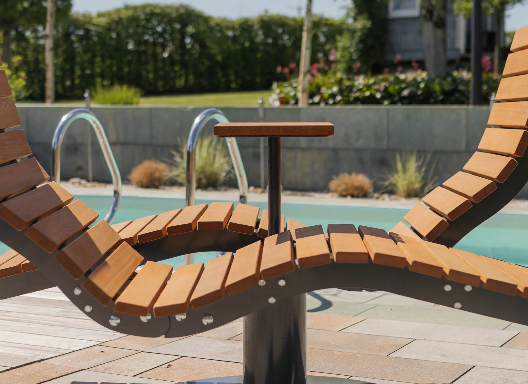 Waldsofa Gegenüberliegend mit montiertem Ablagetisch – elegante Holzliege, Relaxliege und Designliege vor einem Pool im privaten Garten, drehbarer Beistelltisch als stilvolle Ablage