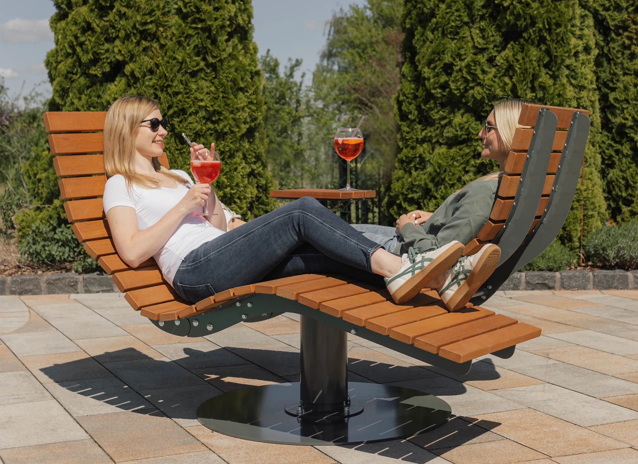 Waldsofa Gegenüberliegend – einzigartiges, neues Design-Waldsofa zum Gegenüberliegen, 360° drehbare Outdoor-Liegebank aus Bangkirai, Thermo-Kiefer, Fichte/Lärche oder Accoya grey