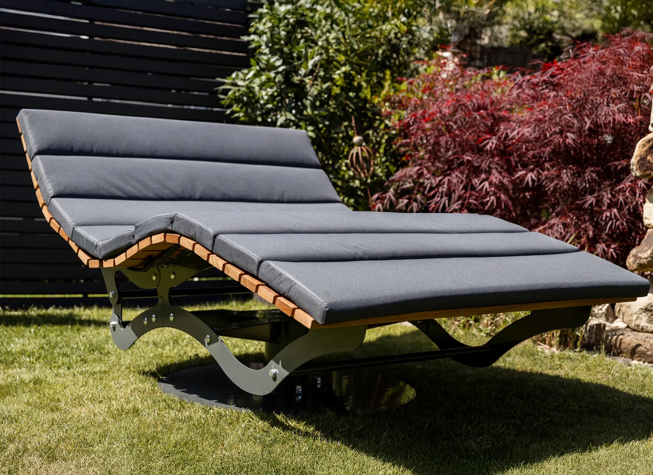 Abnehmbares Outdoor-Polster für Waldsofa von Liegeland, flexible Polsterauflage mit Klettsystem für schnelle Demontage bei Reinigung oder Witterung.