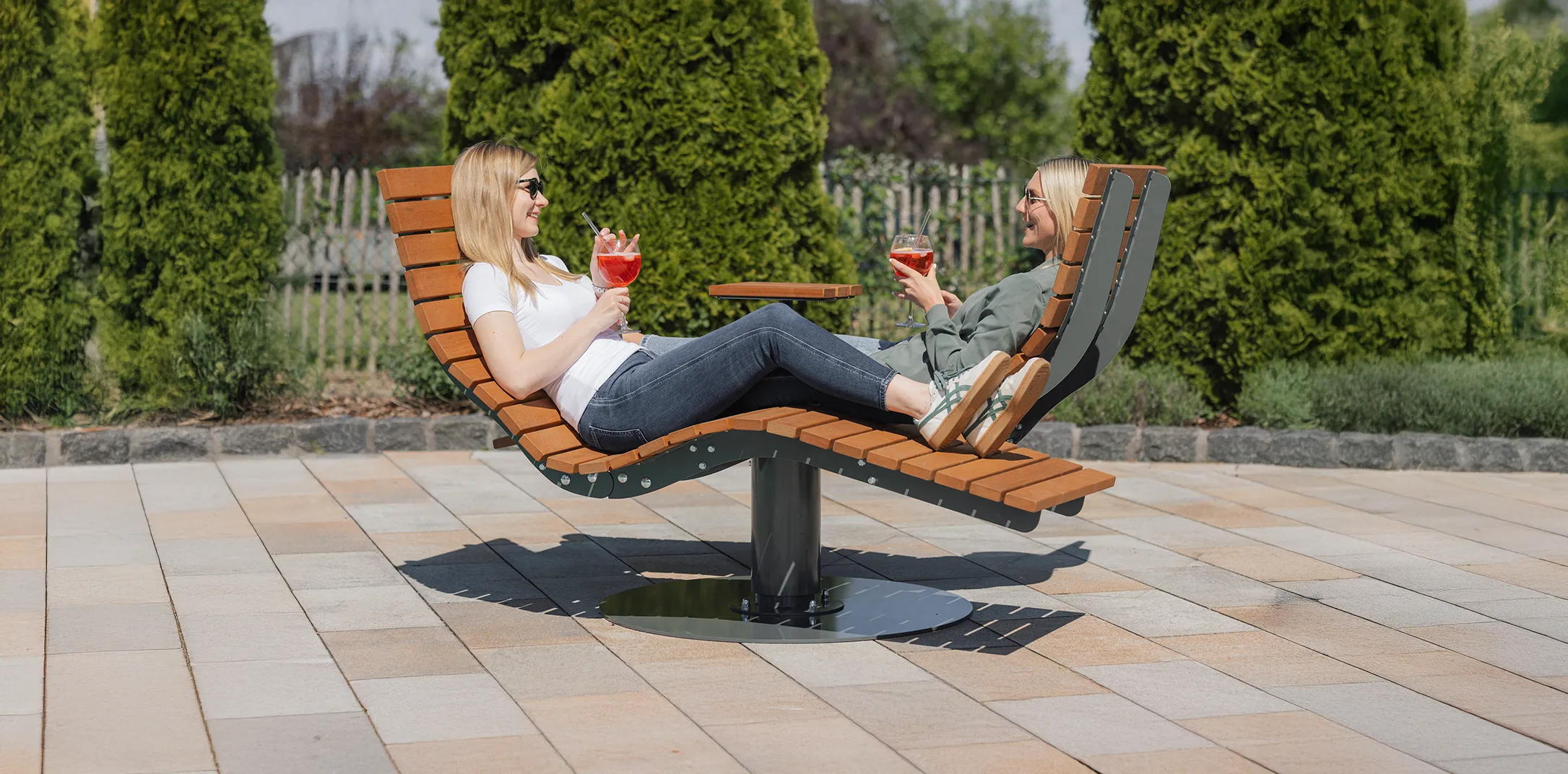 Gegenüberliegendes Waldsofa als Outdoor-Liegebank im Garten – elegante Waldliege und Relaxliege mit direktem Blickkontakt und integriertem Ablagetisch ✓ langlebig ✓ Made in Germany ✓ für Garten & öffentliche Räume ✓ Bangkirai ✓ Pulverbeschichtet ✓ Hochwertig ✓ Sauerland 