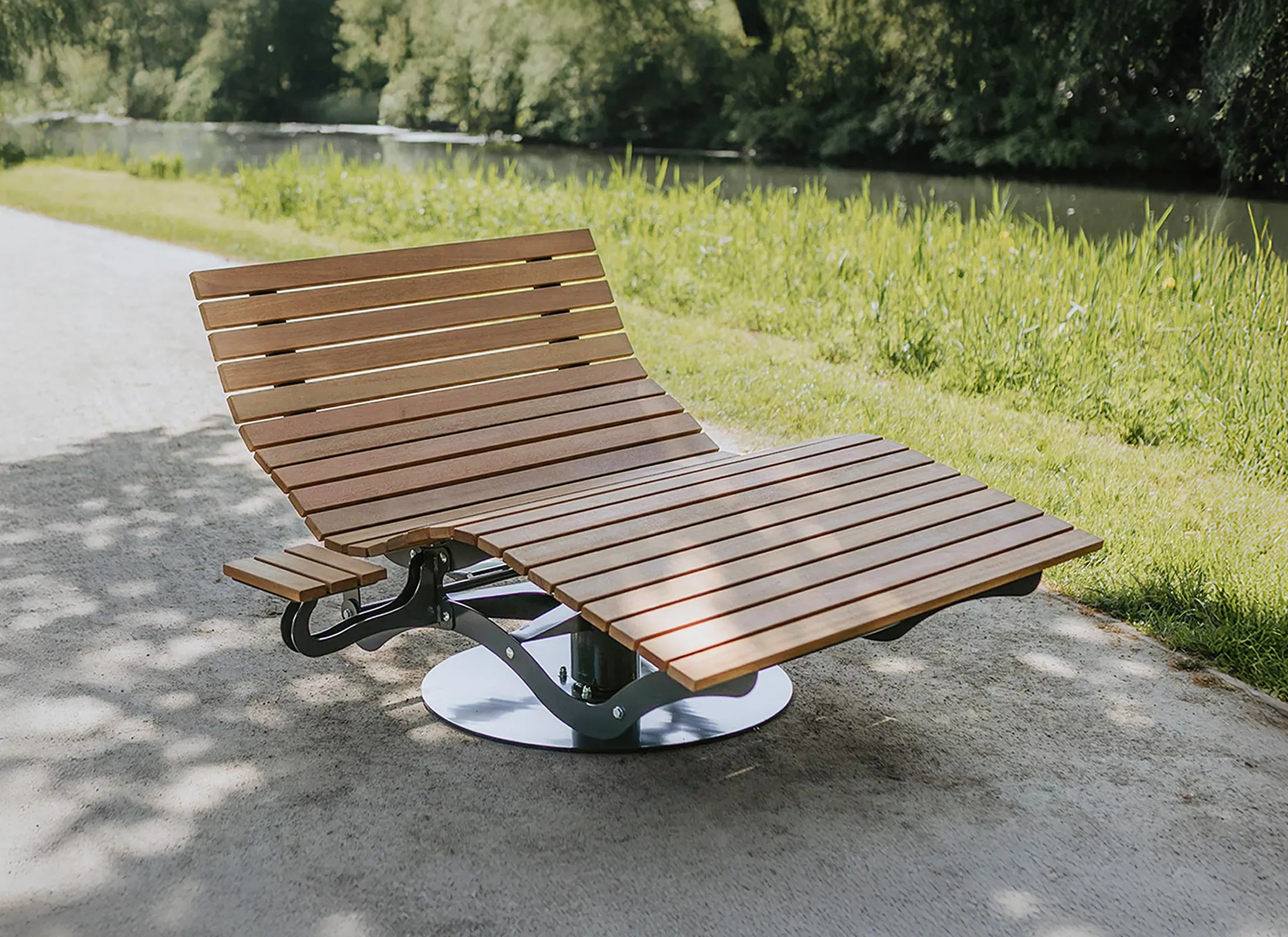 Waldsofa Drehbar und Verstellbar von Liegeland als Outdoor-Doppelliege im Garten, rotierende Relaxliege und komfortable Aussichtsbank mit 360° Funktion.