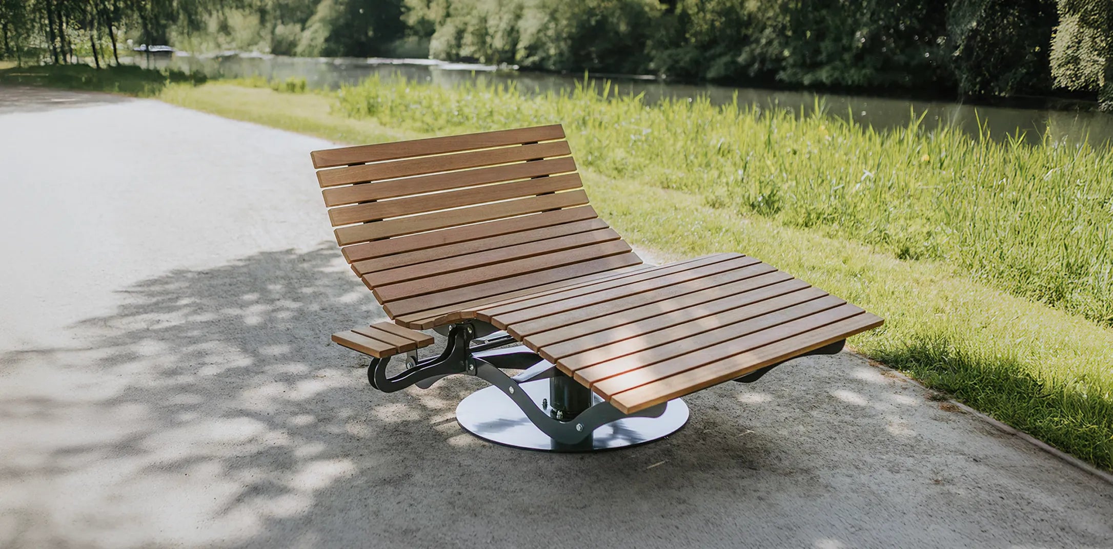 Drehbares Waldsofa von Liegeland als Panorama-Liege in Landschaftsanlage, 360° Drehliege und ergonomische Outdoor-Relaxbank mit verstellbarer Lehne.
