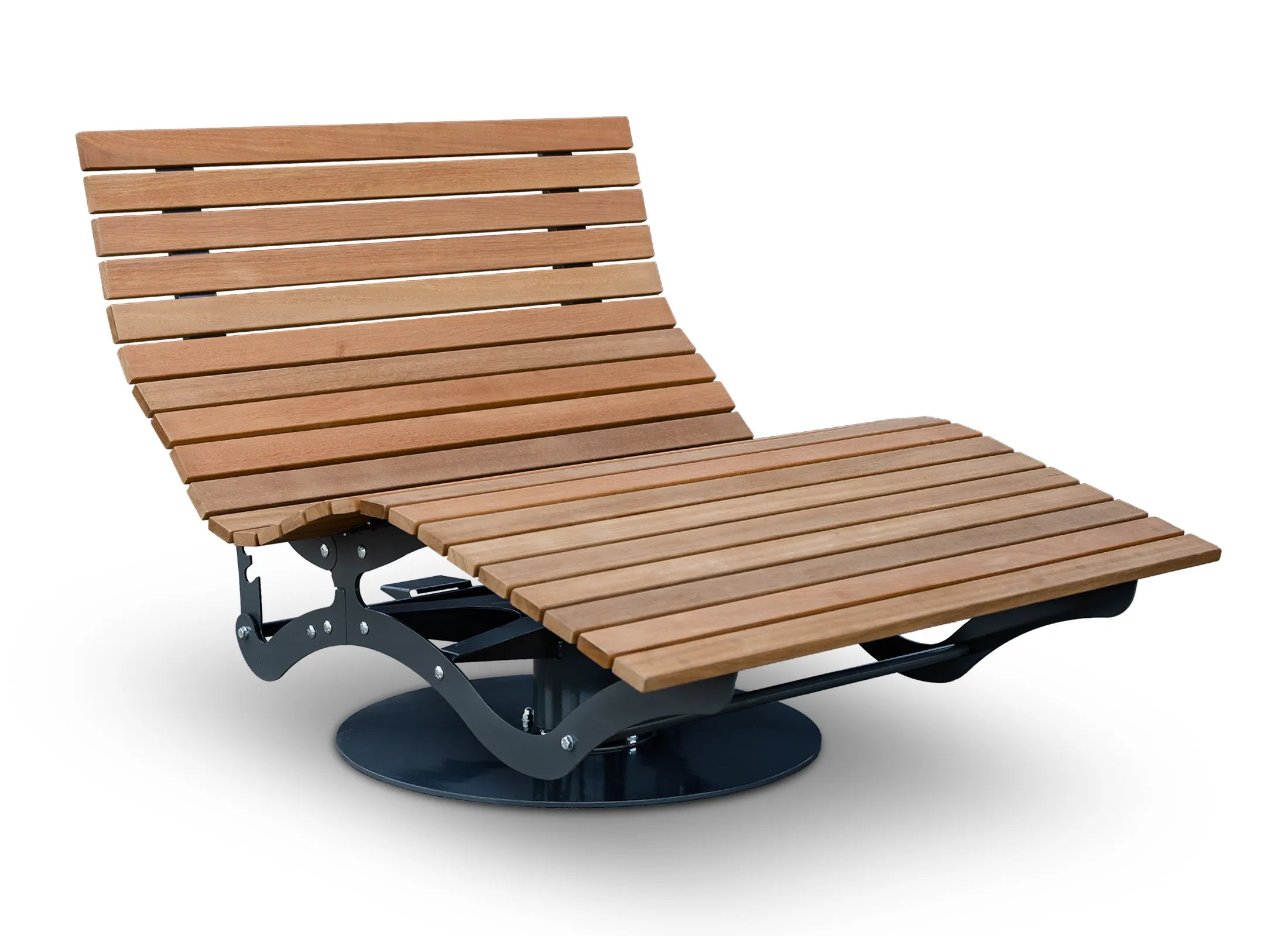 Waldsofa Dreh- und Verstellbar von Liegeland aus Bangkirai mit Grundplatte, 360° drehbare Doppelliege und werkzeuglos verstellbare Relaxliege, Outdoor-Waldliege mit pulverbeschichtetem Stahlgestell RAL 7043 für ebene Standorte.