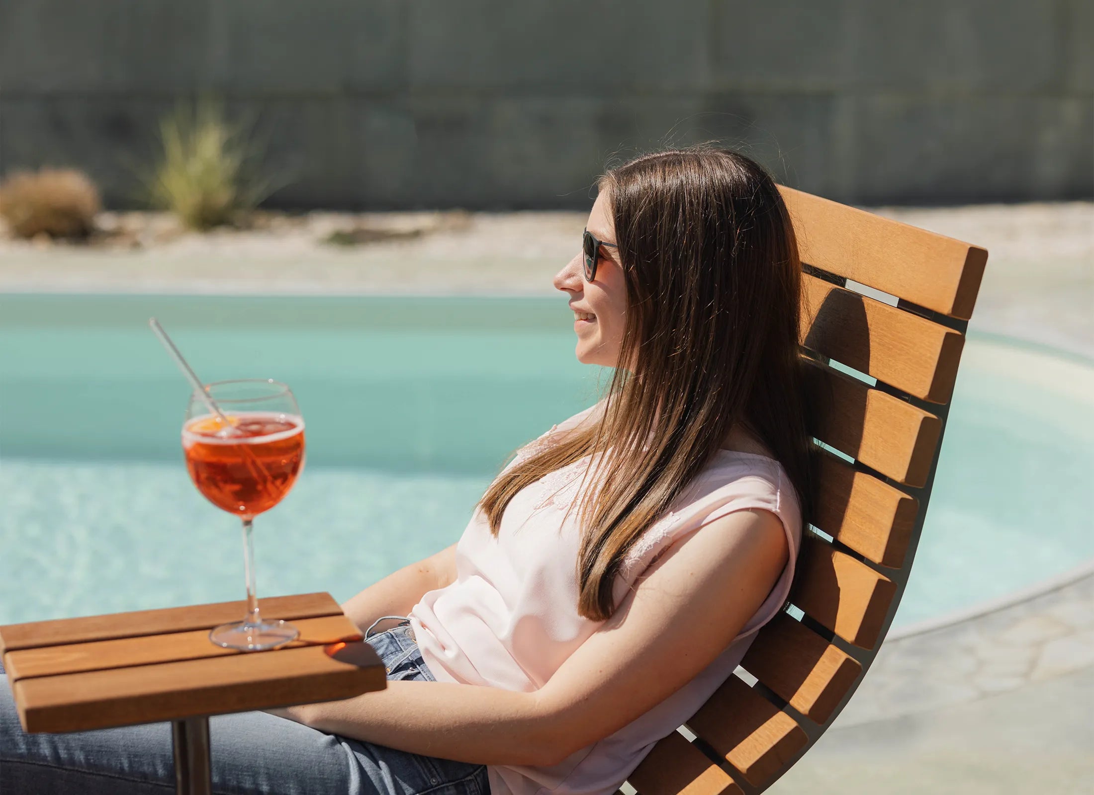 Waldsofa Gegenüberliegend von Liegeland mit passendem Ablagetisch, 360° drehbare Panorama-Liege und kommunikative Wellness-Wellenliege im Außenbereich mit Personen.
