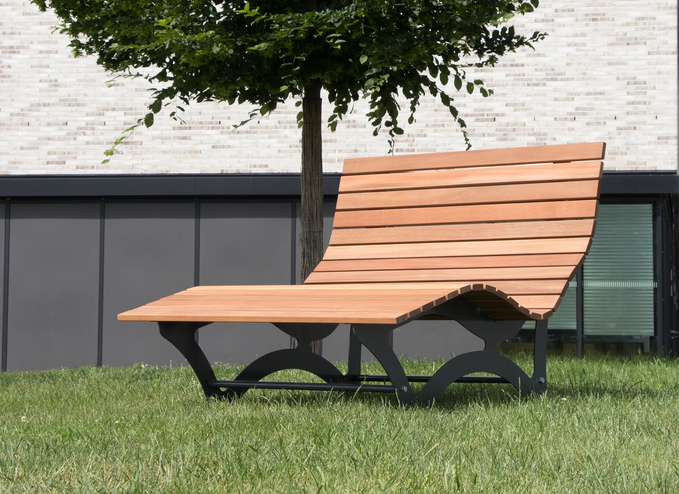 Bangkirai Waldsofa mit pulverbeschichtetem, verzinktem Stahluntergestell in RAL 7043, stilvolle Gartenliege und robuste Wald-Doppelliege für Park und Terrasse.