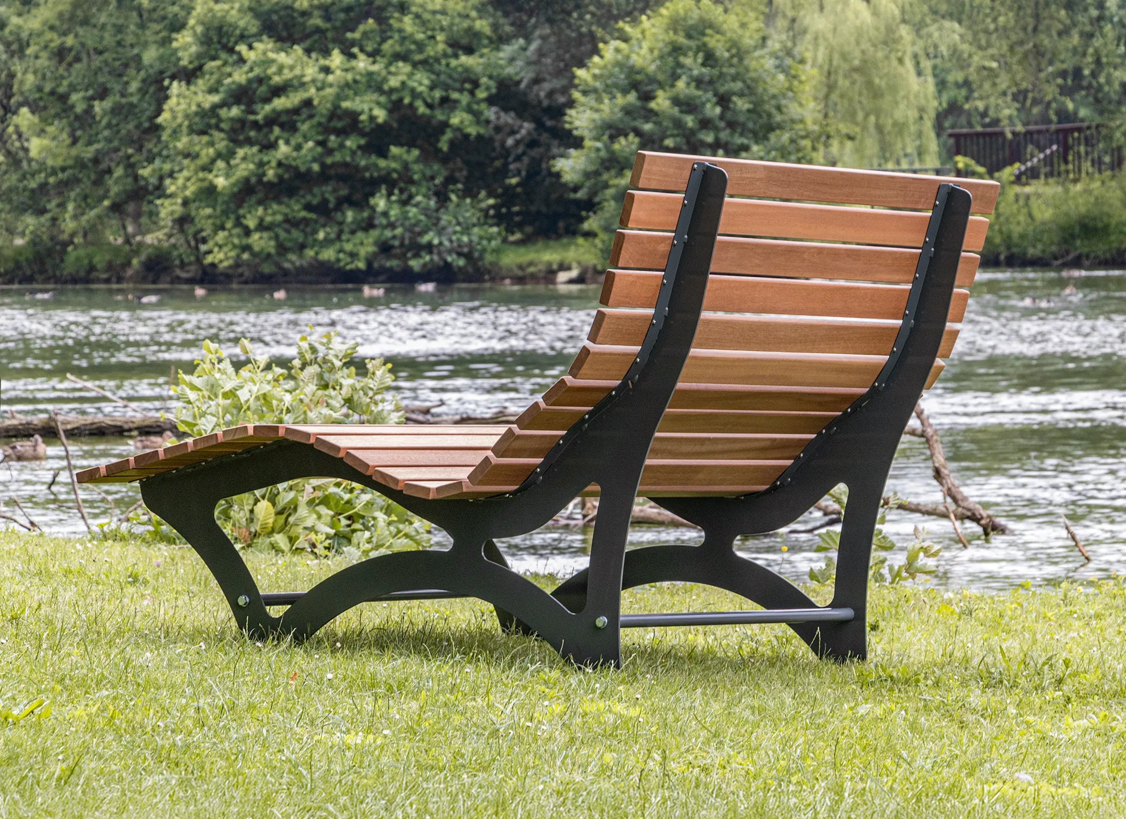 Waldsofa Klassisch aus Bangkirai mit verzinktem und pulverbeschichtetem Stahlgestell in RAL 7043, hochwertige Doppelliege und moderne Outdoor-Relaxliege im Außenbereich.