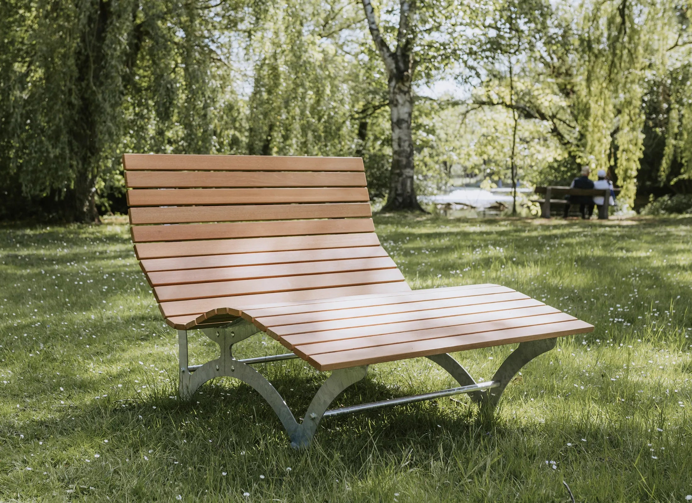 Waldsofa Klassisch aus Bangkirai mit verzinktem Stahlrahmen, langlebige Outdoor-Liege und komfortable Garten-Doppelliege für natürliche Außenanlagen.