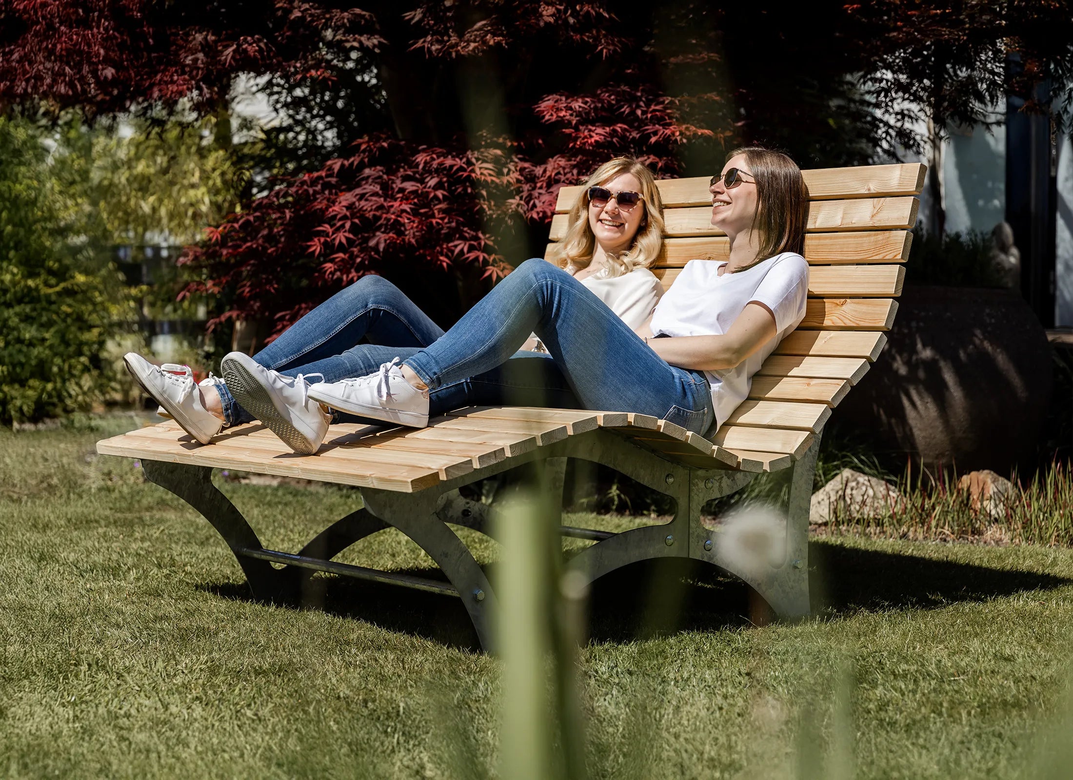 Waldsofa aus nordischer Fichte mit verzinktem Stahlgestell, gemütliche Relaxliege und funktionale Waldliege für Gärten und öffentliche Grünflächen.