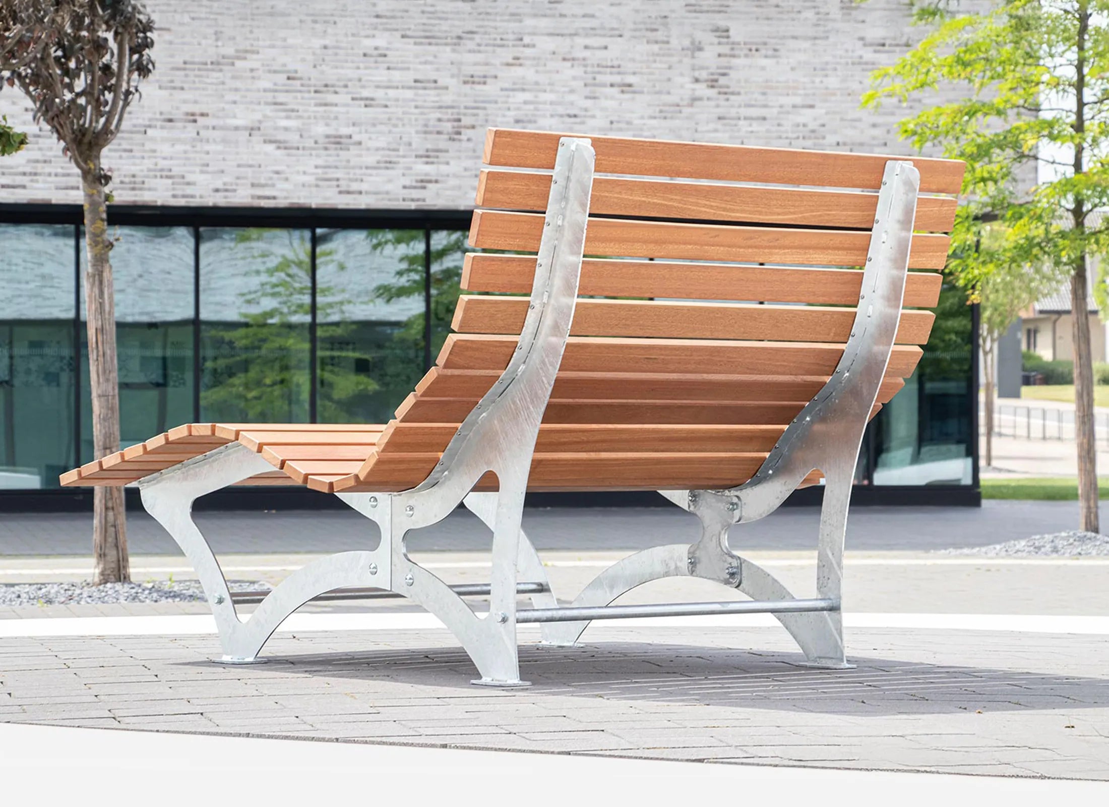 Waldsofa Klassisch aus Bangkirai mit verzinktem Stahlrahmen, langlebige Outdoor-Liege und komfortable Garten-Doppelliege für natürliche Außenanlagen.