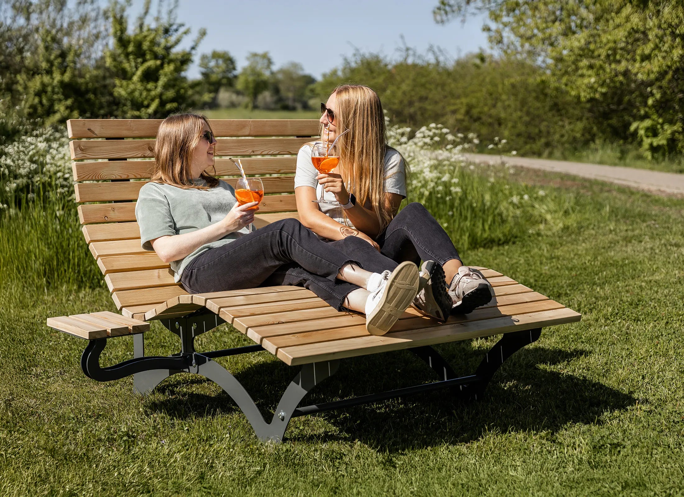 Waldsofa Klassisch aus nordischer Fichte mit verzinktem und pulverbeschichtetem Untergestell in RAL 7043, moderne Outdoor-Liege und stilvolle Doppelliege im Außenraum.