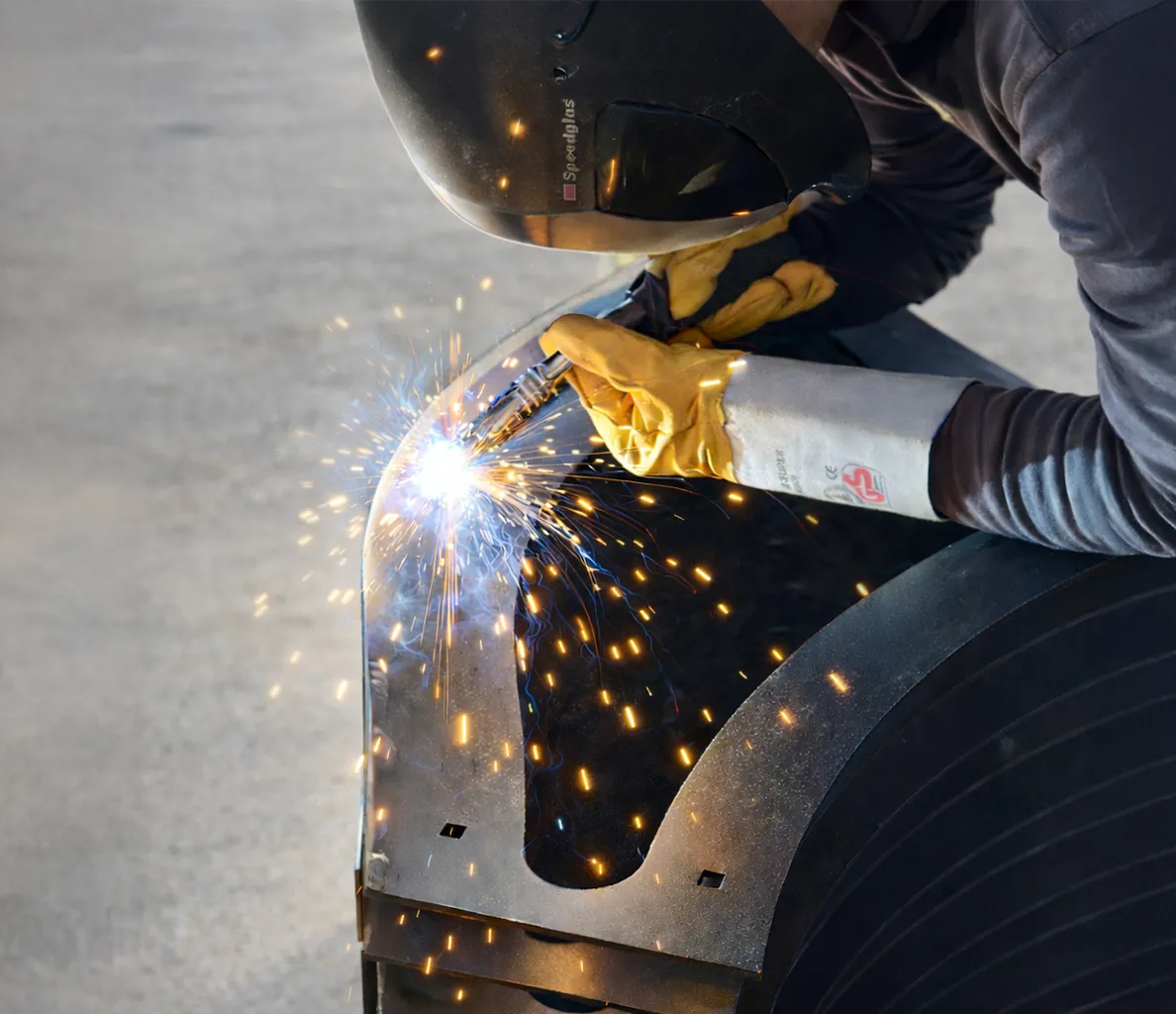 Schweißen der Stahl-Untergestelle bei Liegeland – präzise Handarbeit Made in Germany im Sauerland, hochwertige Fertigung ohne Massenproduktion, regionale Zusammenarbeit für langlebige Outdoor-Möbel