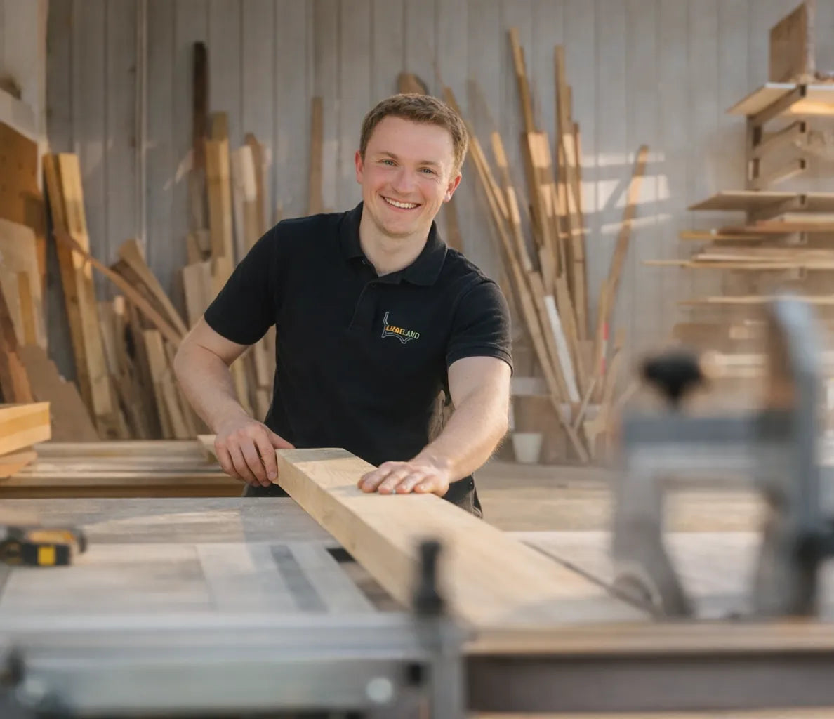 Präziser Zuschnitt von Holz bei Liegeland – handwerkliche Holzverarbeitung mit regionalen Partnern im Umkreis von 30 km, alle Schritte von Bearbeitung über Laserschneiden bis zur Oberflächenbeschichtung in der Region