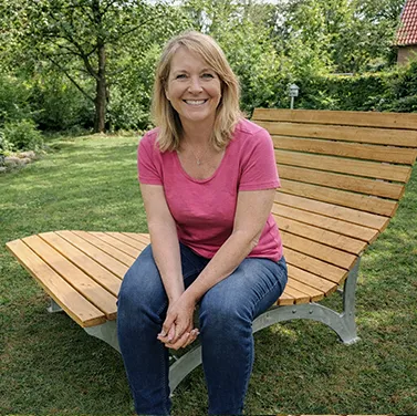 Frau entspannt auf Waldsofa Klassisch im Garten – hochwertige Waldliege und Wellenliege mit verzinktem Stahlgestell, ergonomische Relaxliege und Gartenliege, begeisterte Kundin lobt Qualität und Verarbeitung