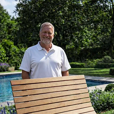 Zufriedener Kunde neben drehbarem Waldsofa von Liegeland– ergonomische Waldliege und Outdoor-Relaxliege mit ausgeprägter Rückenform, handwerklich gefertigt und besonders komfortabel